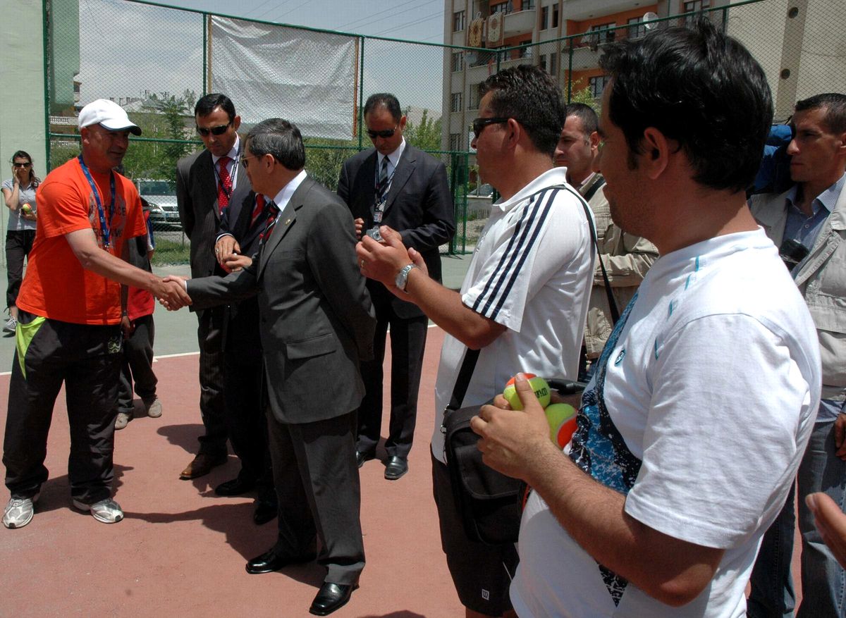 Emniyet Müdürü Kesmez'den Tenis Kursuna Ziyaret