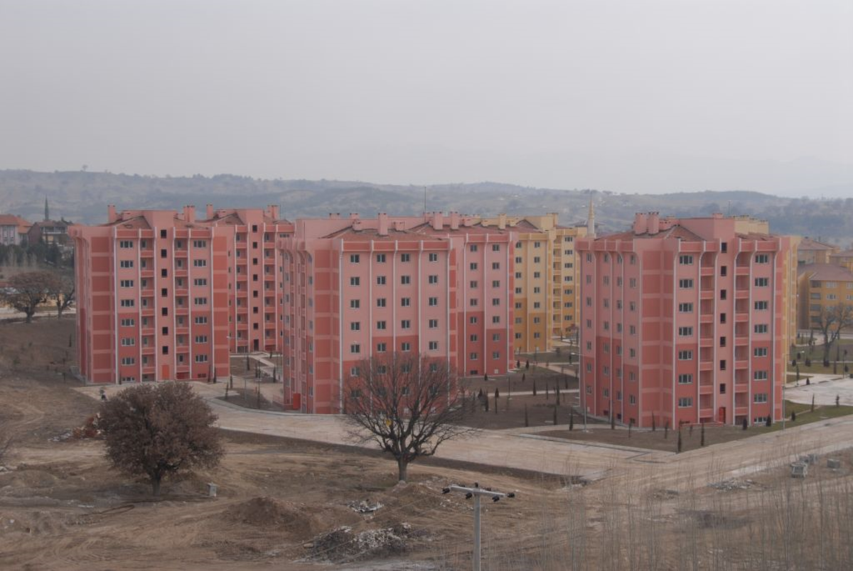 Gediz'de İkinci Etap Yapılan 280 Konutun Hak Sahiplerine Teslimi Başladı