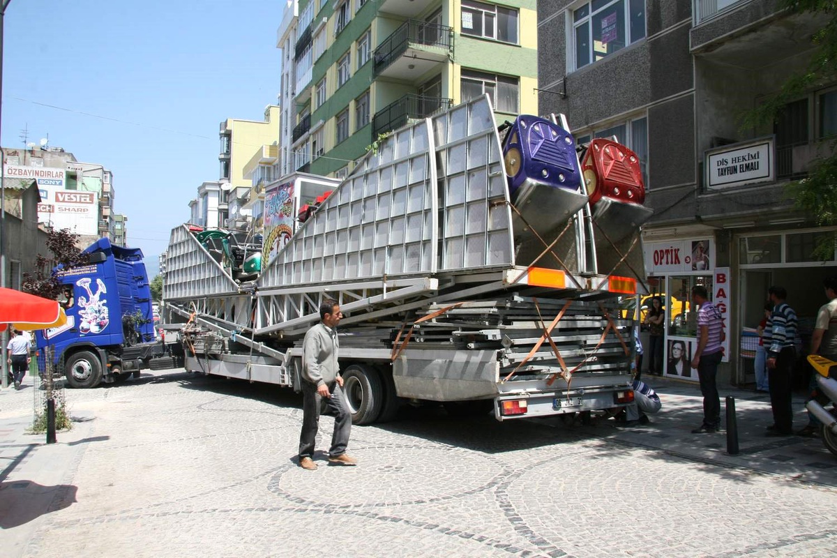 Şehir Merkezine Ters Yönden Giren Tırlar Trafiği Altüst Etti