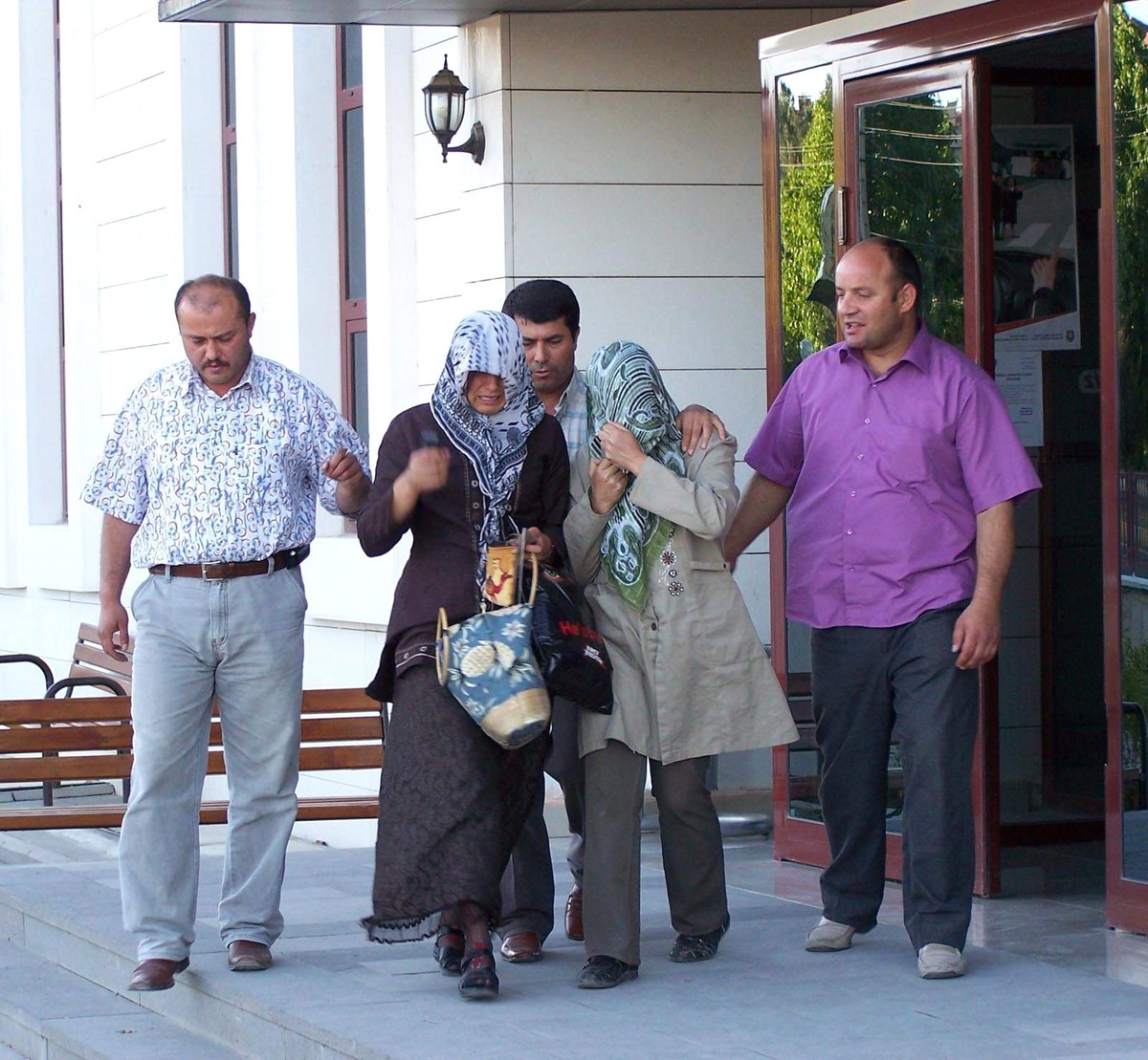 Evlerde Satıcılık Yapan Kadın Hırsızlar Yakalandı