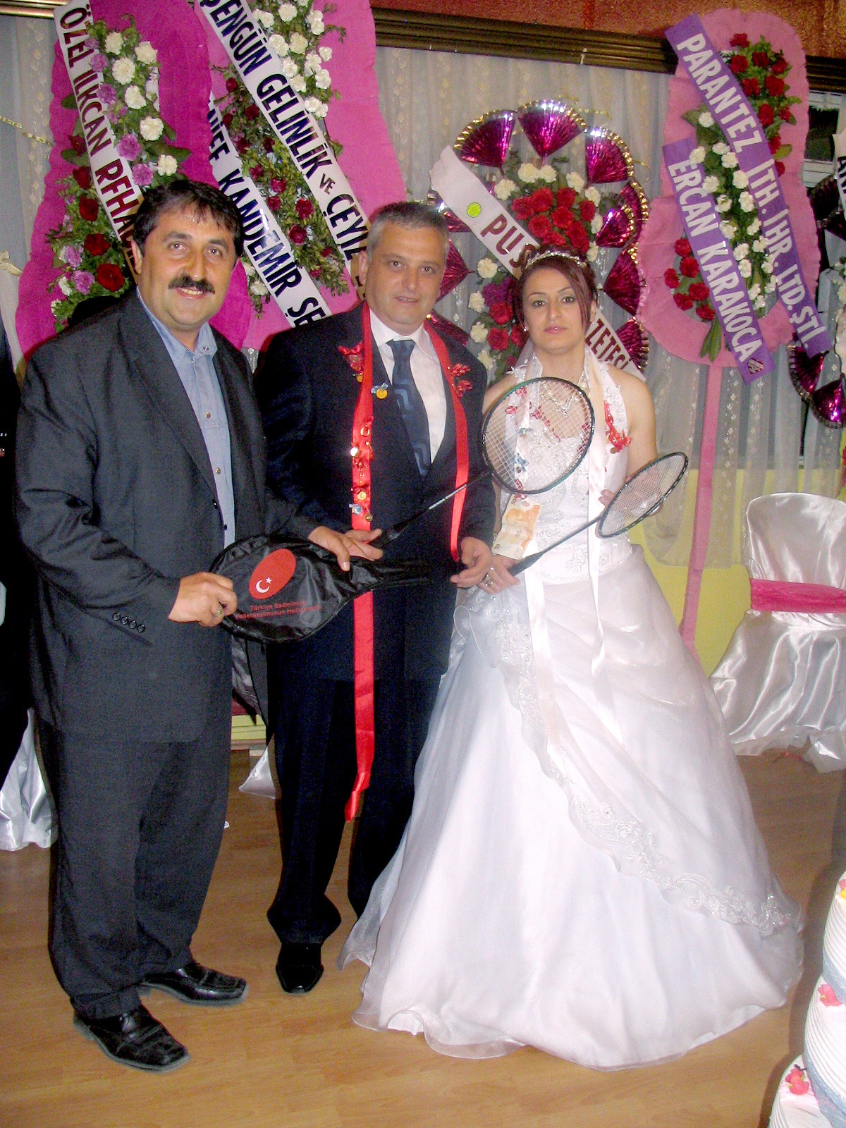 Gelin ve Damada Raket Hediye Edildi