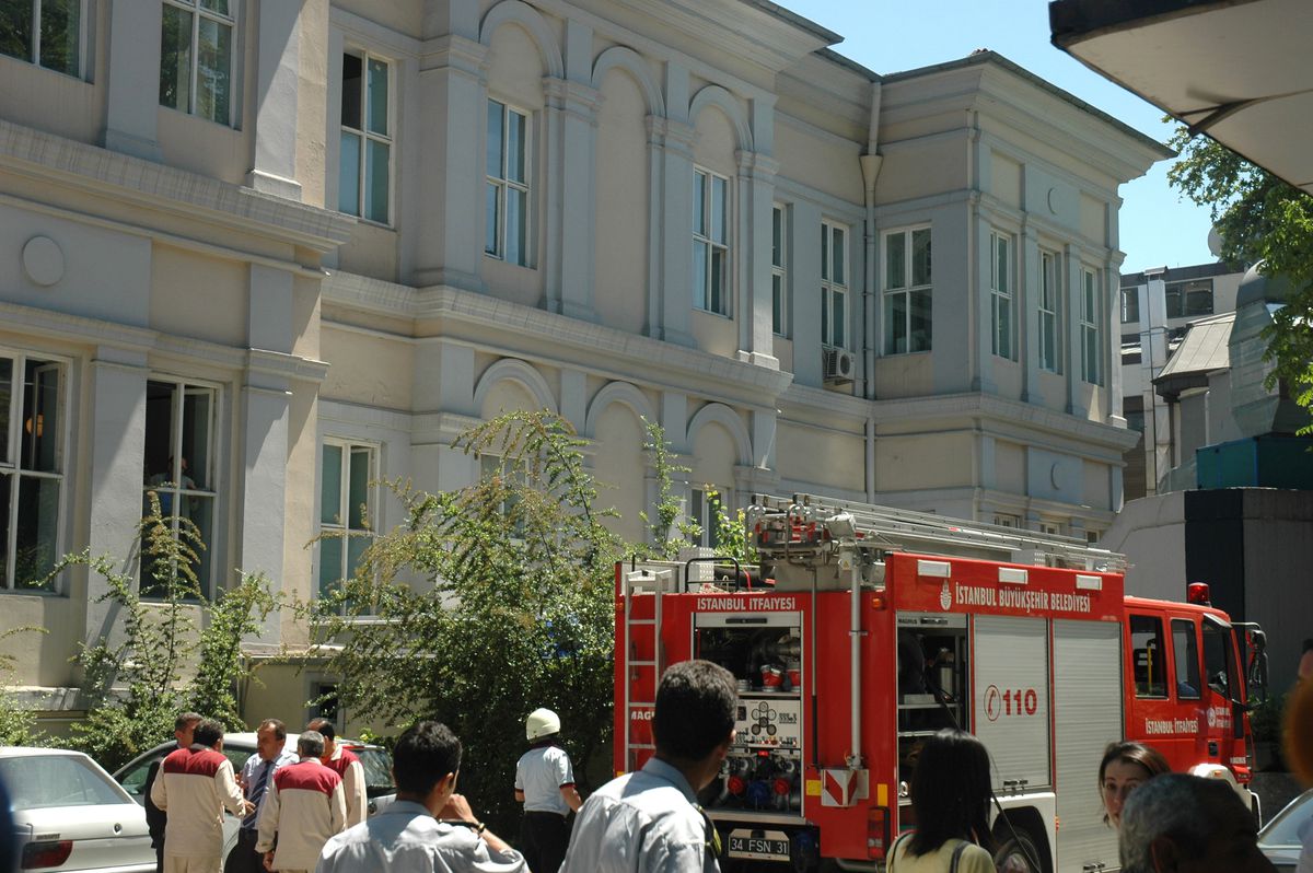 Mimar Sinan Üniversitesi'nde Yangın Paniği