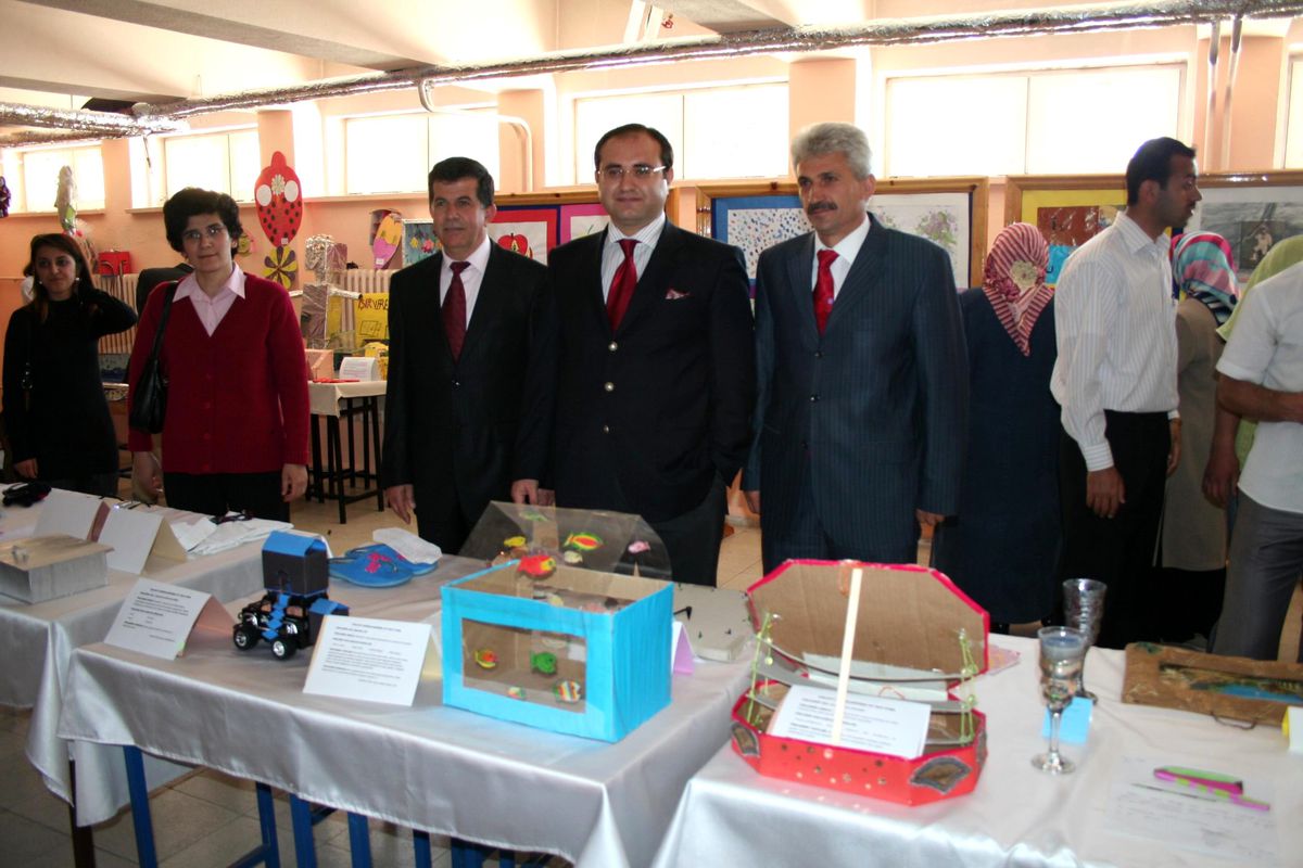 Minik Öğrencilerin Emekleri Sergileniyor