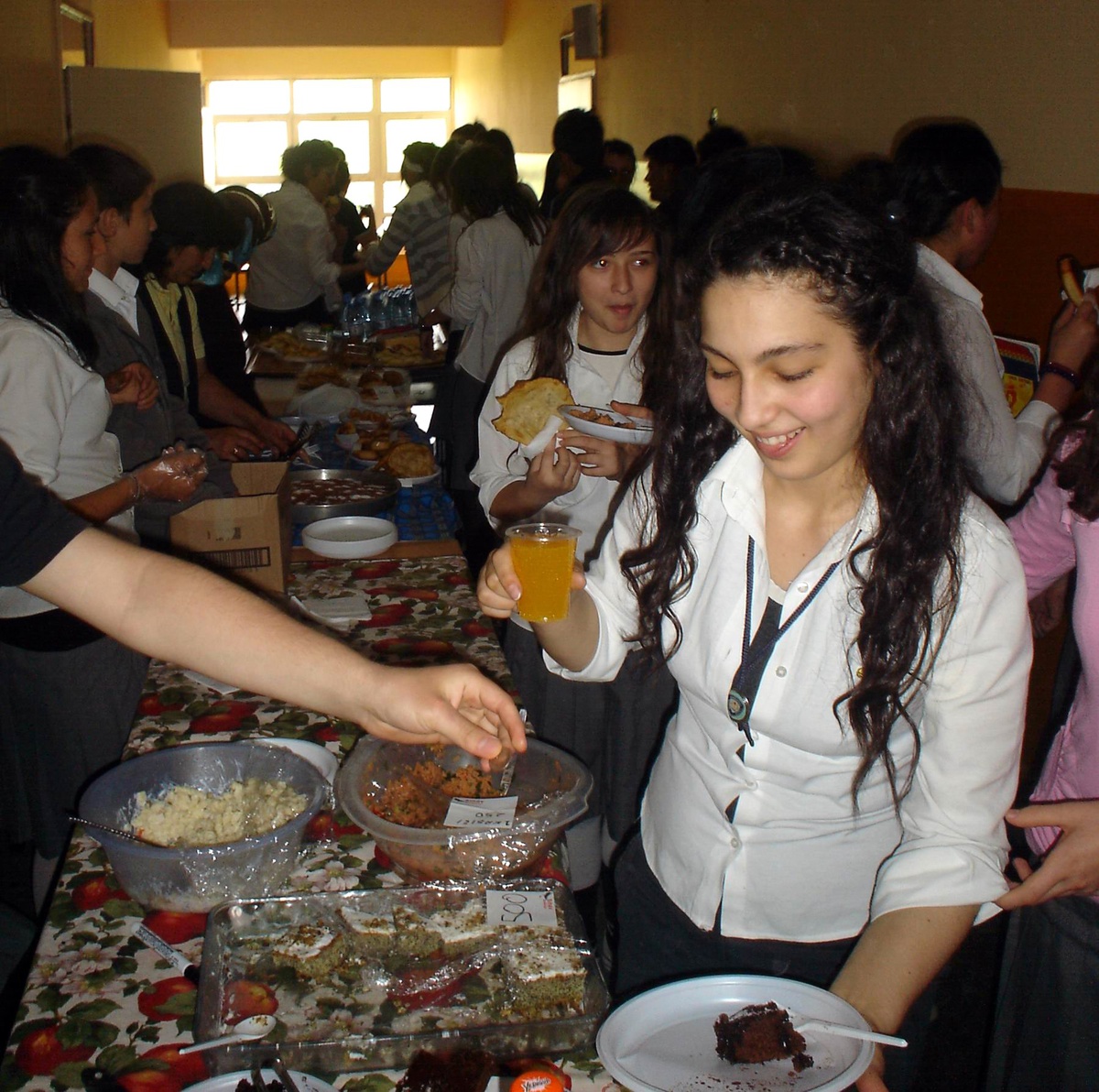Öğrenciler Lösemili Çocuklar İçin Pasta Satıyor