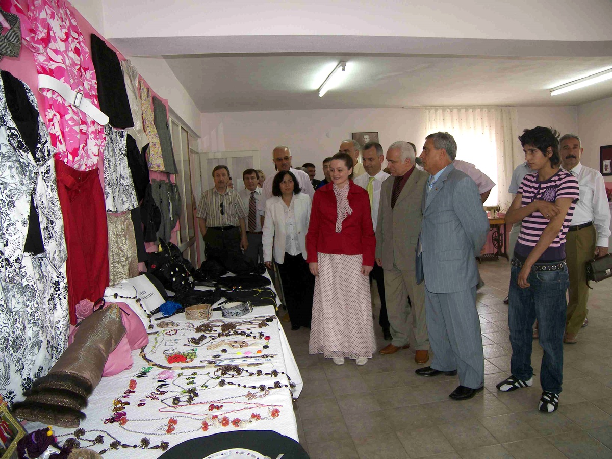 Yetiştirme Yurdu Öğrencilerinden Giyim Sergisi