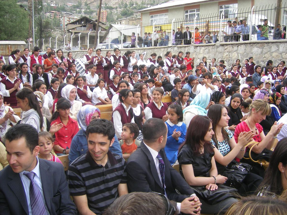 Hakkari'de Yöresel Kıyafet Defilesi