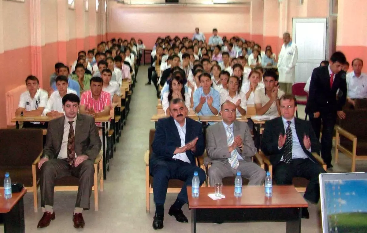 Midyat\'ta Öğrencilere "Hukuk ve Örnek Rol Model" Semineri Verildi