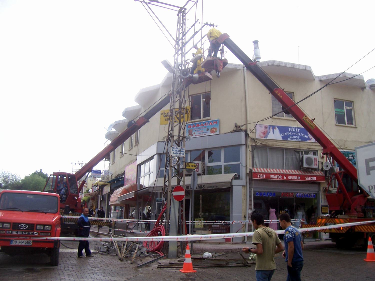 Develi'de Cumhuriyet Meydanı ve Bağlı Caddelerinin Elektrik Şebekesi Yer Altına Döşeniyor