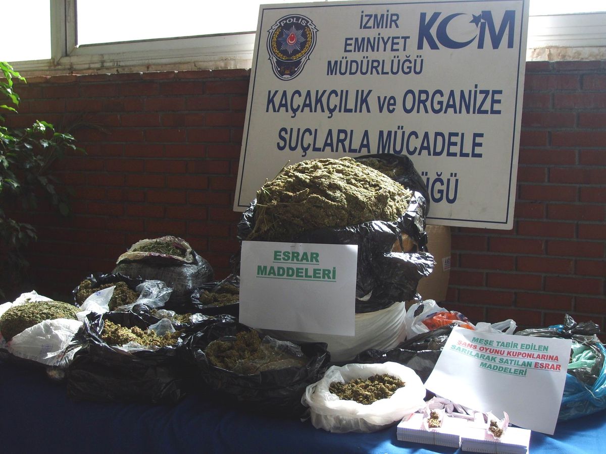 İzmir'de Uyuşturucu Operasyonu