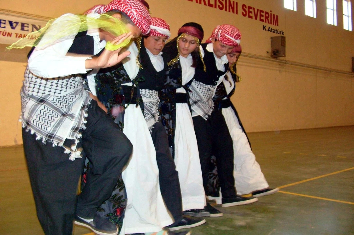 Midyat\'ta Öğrenciler Hünerlerini Halk Oyunları Yarışmasında Sergiledi