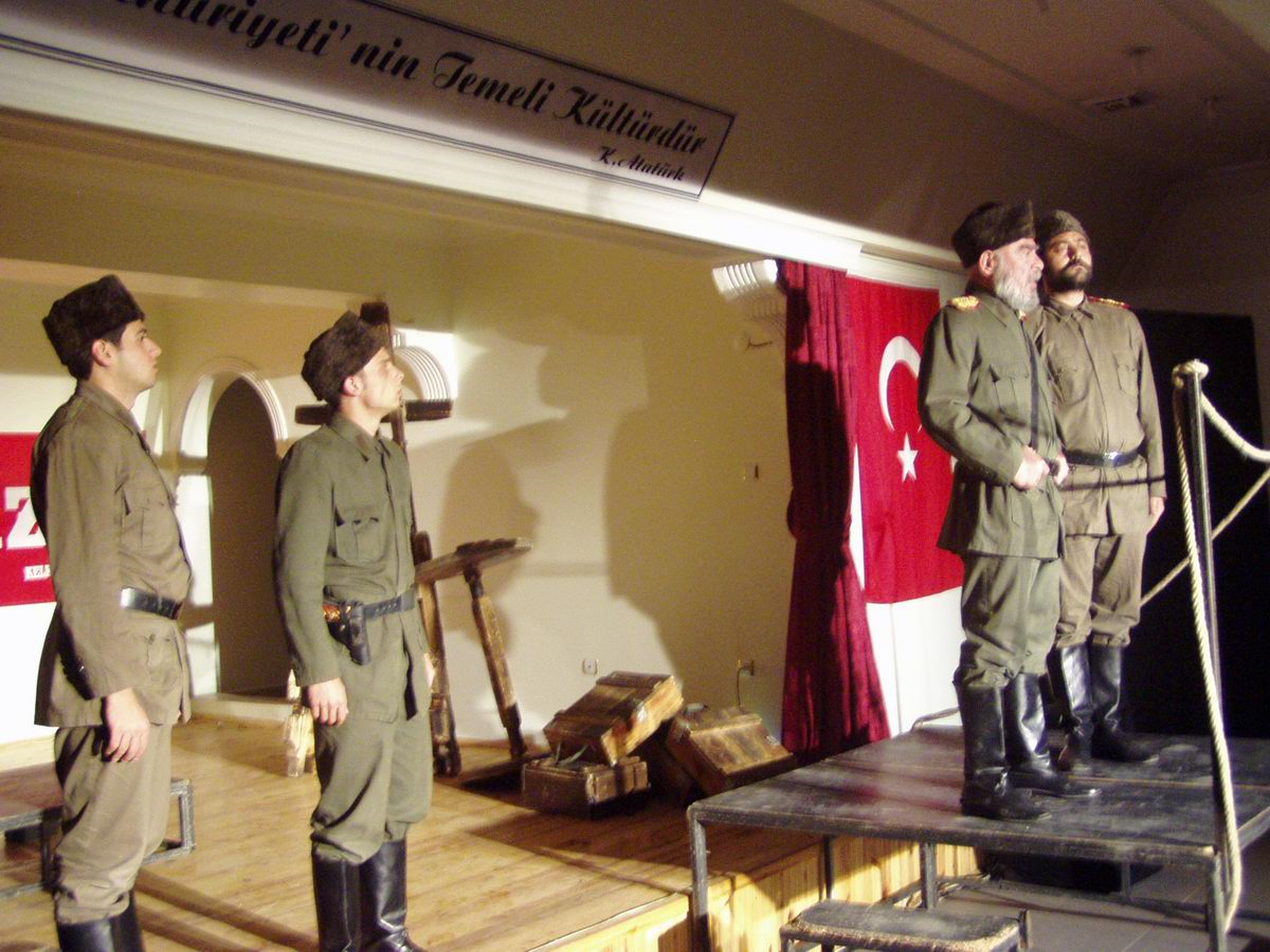 Şu Çılgın Türkler Kelkit'te Sahnelendi