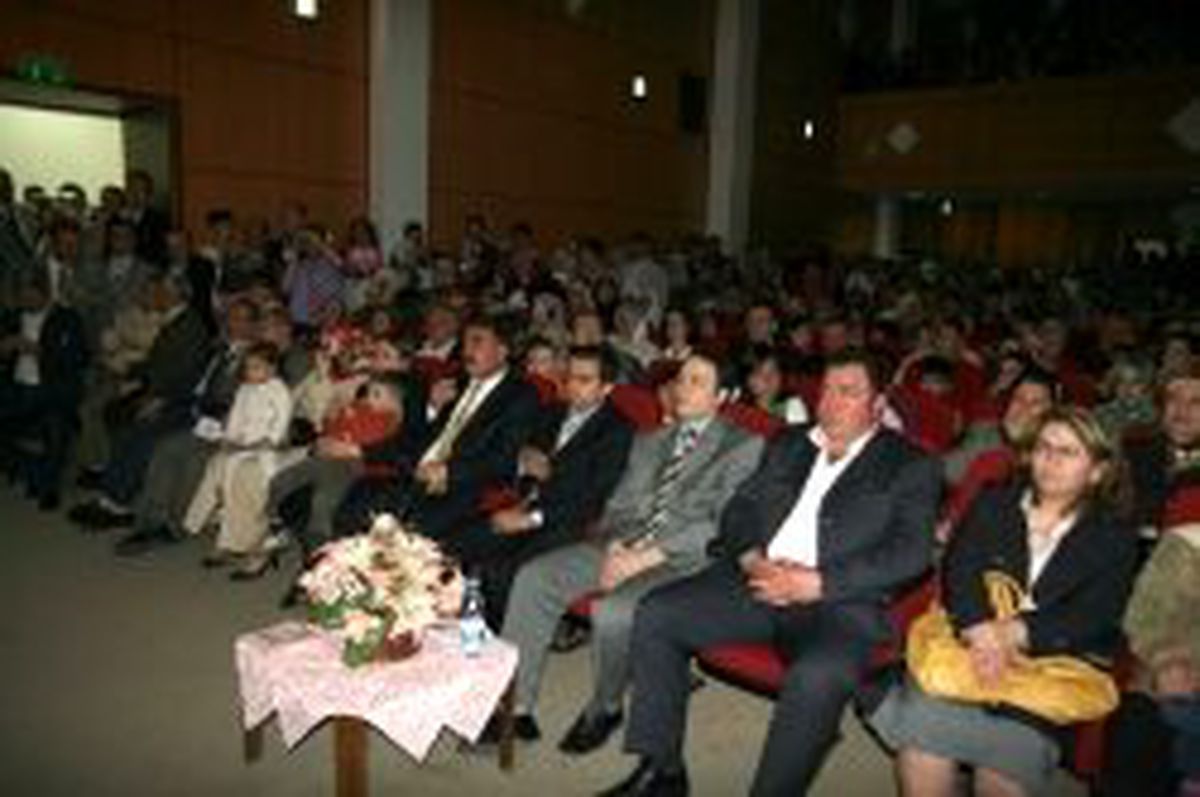 200 Kişilik Dev Gösteri