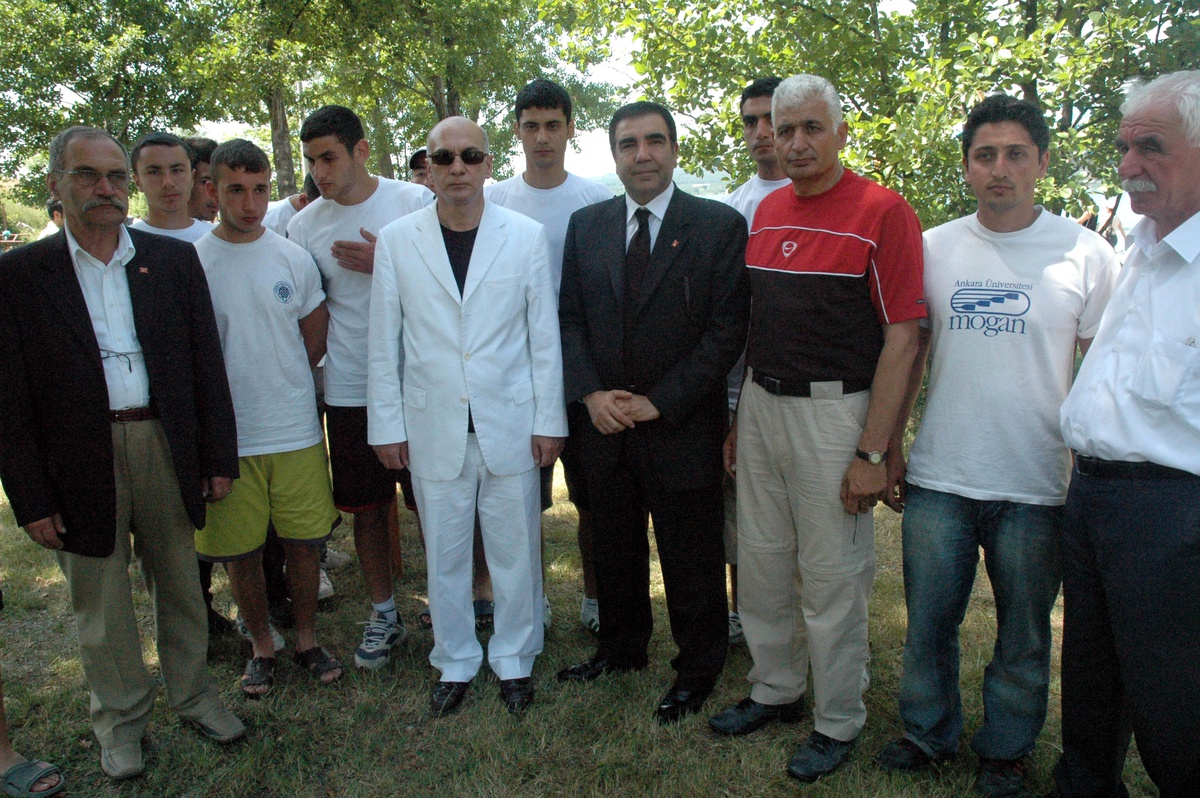 Eski Bakan Toprak, Saldırıya Uğrayan Kürekçileri Ziyaret Etti