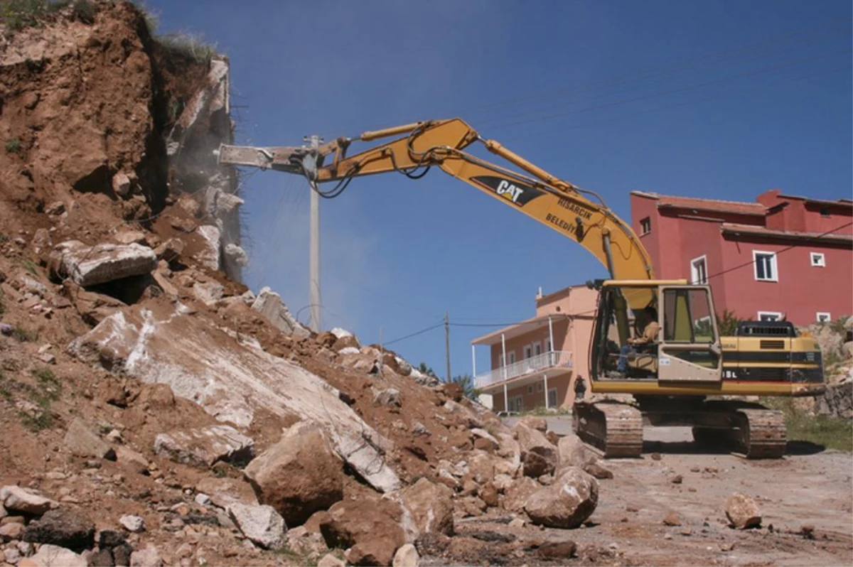 Hisarcık Belediyesi, Tehlike Arz Eden İstinat Duvarlarını Yıkıyor