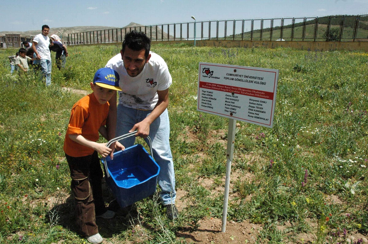 Sivas'ta Tgv Üyeleri, Engelli Öğrenciler İçin Oluşturulan Ormanlık Alandaki Fidanlara Su Verdi