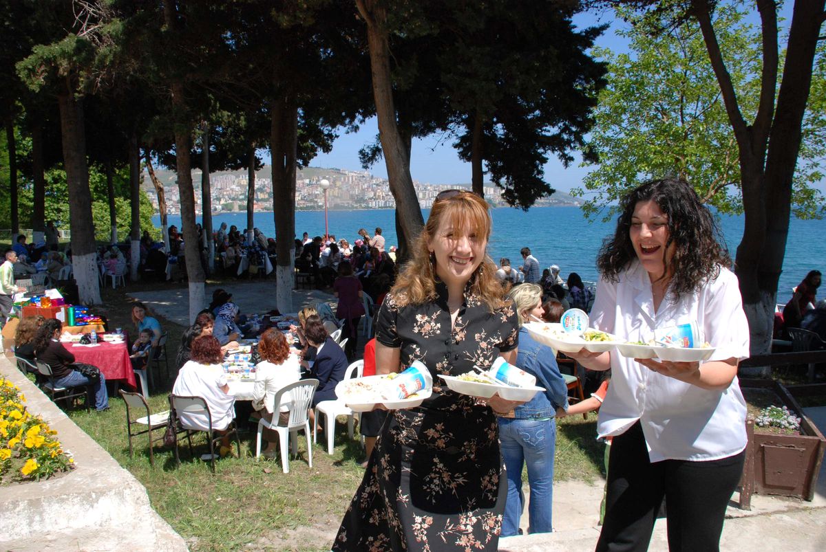 AK Parti'li Kadınlardan Yardım Çayı