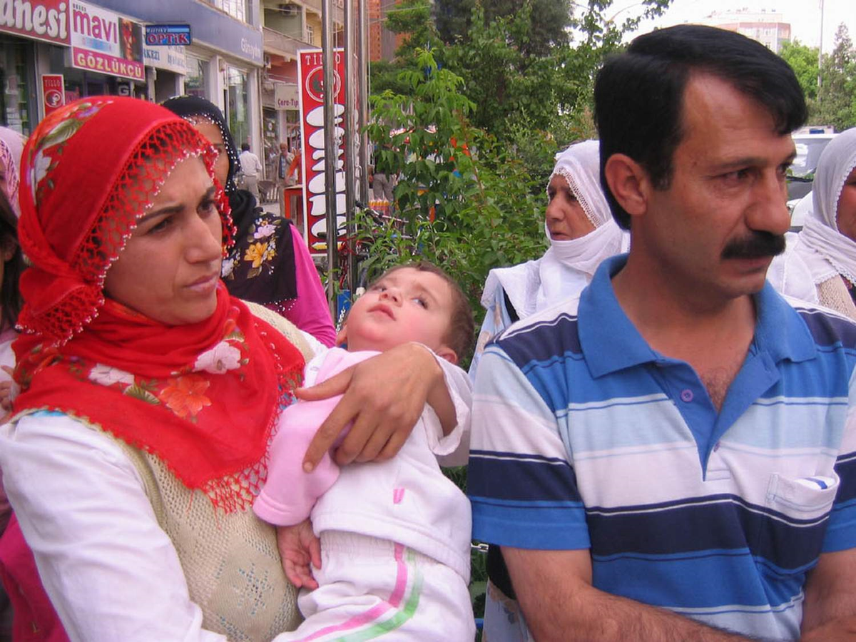 Ameliyat Sonrası Çocuğu Felç Olan Aile Hastane Önünde Eylem