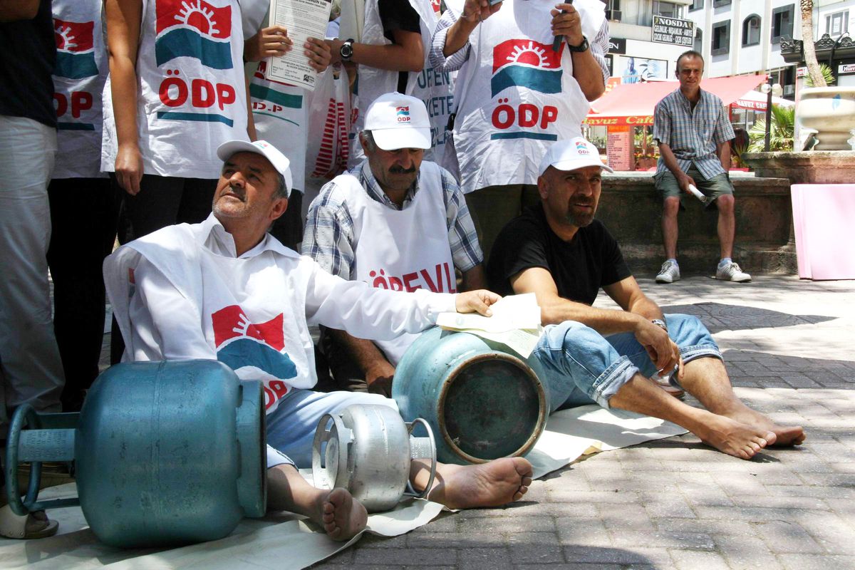 Antalya'da Tüpgaz ve Çıplak Ayaklı Eylem