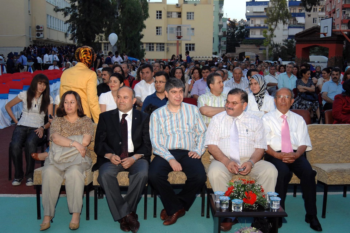Başkan Türel Mezunu Olduğu Antalya Lisesi'nde Öğrencilerin Mezuniyet Sevincine Ortak Oldu