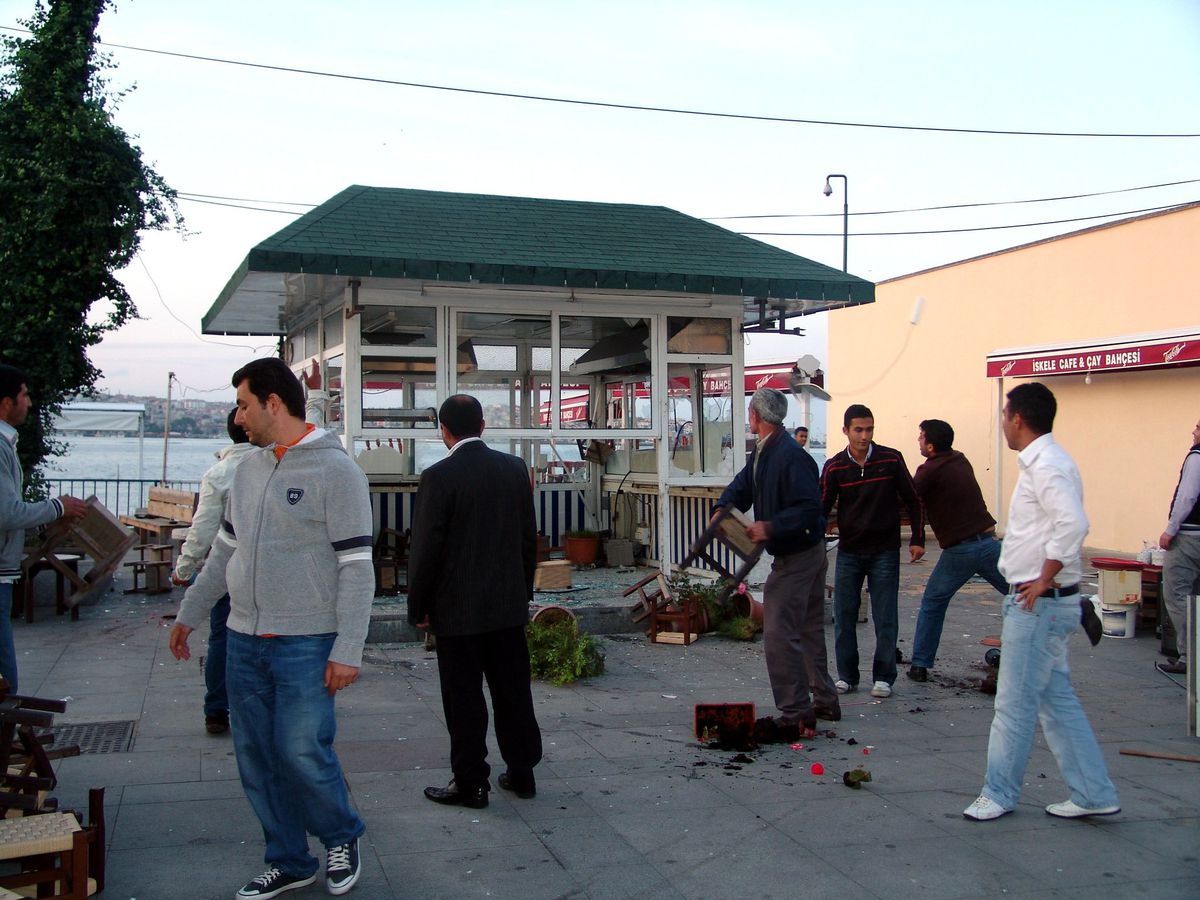Dolmabahçe Sarayı Girişinde Bulunan Çay Bahçeleri Belediye Kararı ile Yıkıldı