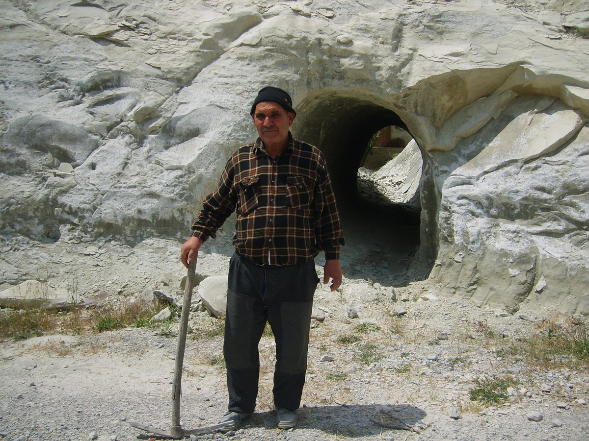 Tarlasına Ulaşmak İçin Tünel Kazdı