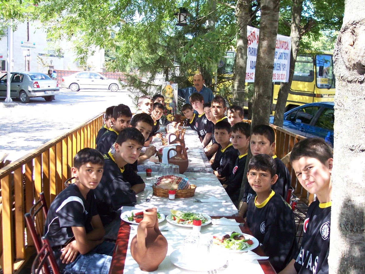 As Akyazı Minik Futbol Takımı, Türkiye Şampiyonasında Sakarya\'yı Temsil Edecek