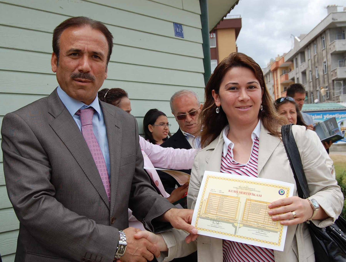 Başkan Genç, Belge Dağıttı