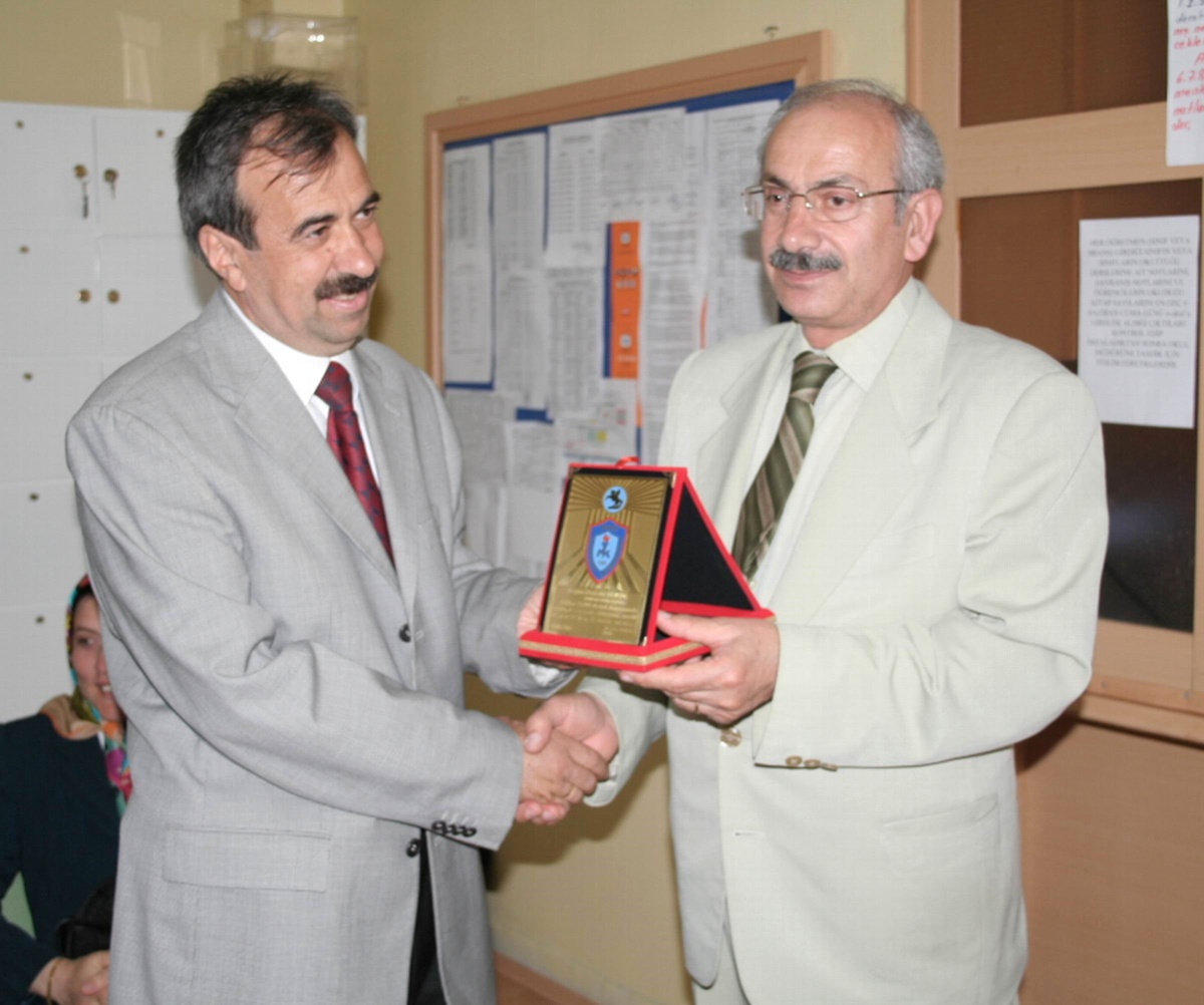 Eğitime Desteğe Plaketli Teşekkür