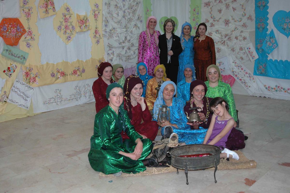 Köylü Kızlardan Batik Sergisi