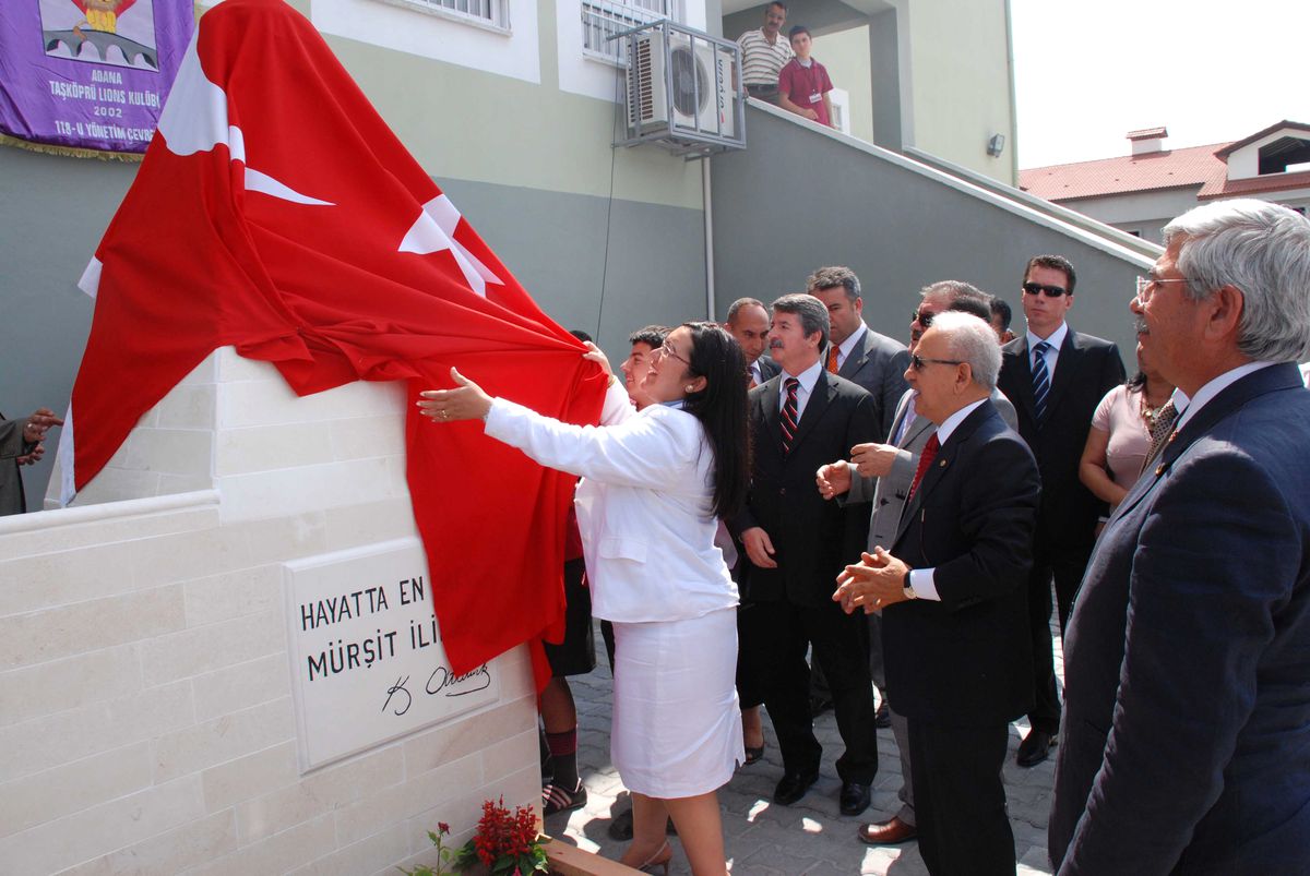 Liseye Atatürk Büstü