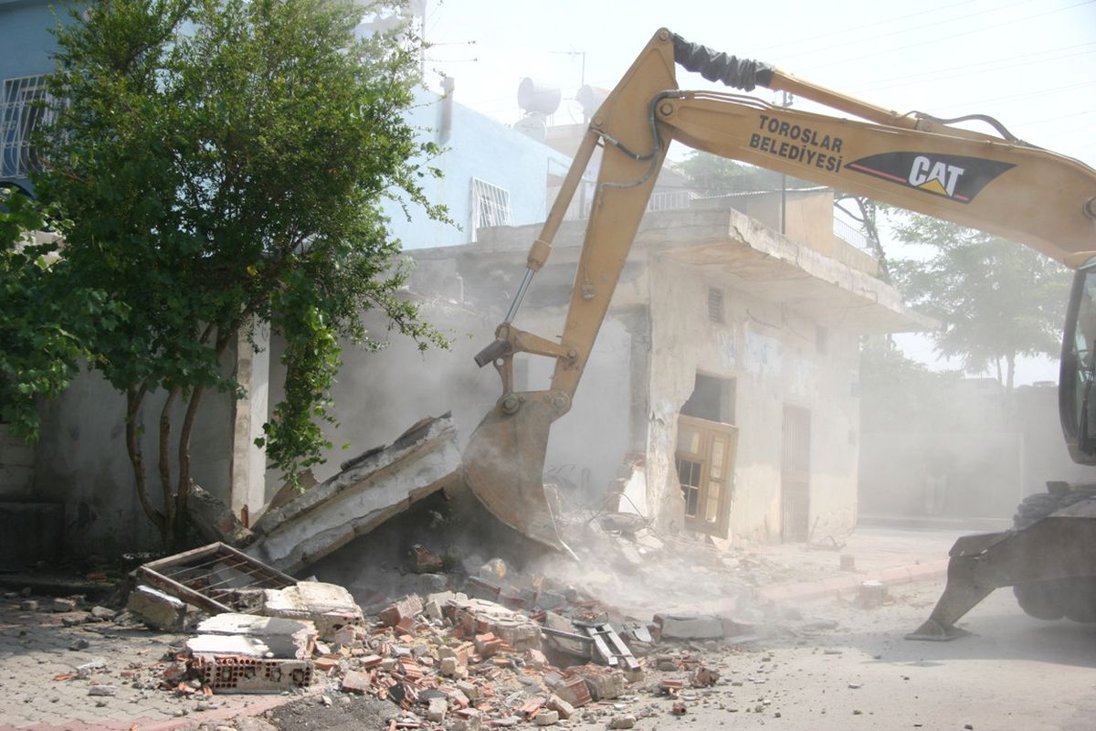 Terk Edilmiş Binalar Yıkılıyor