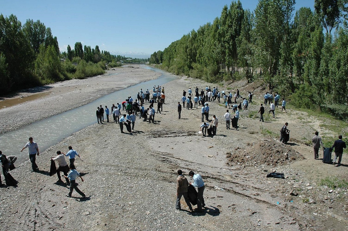 Ağrı Valisi Mehmet Çetin Öğrencilerle Birlikte Çöp Topladı