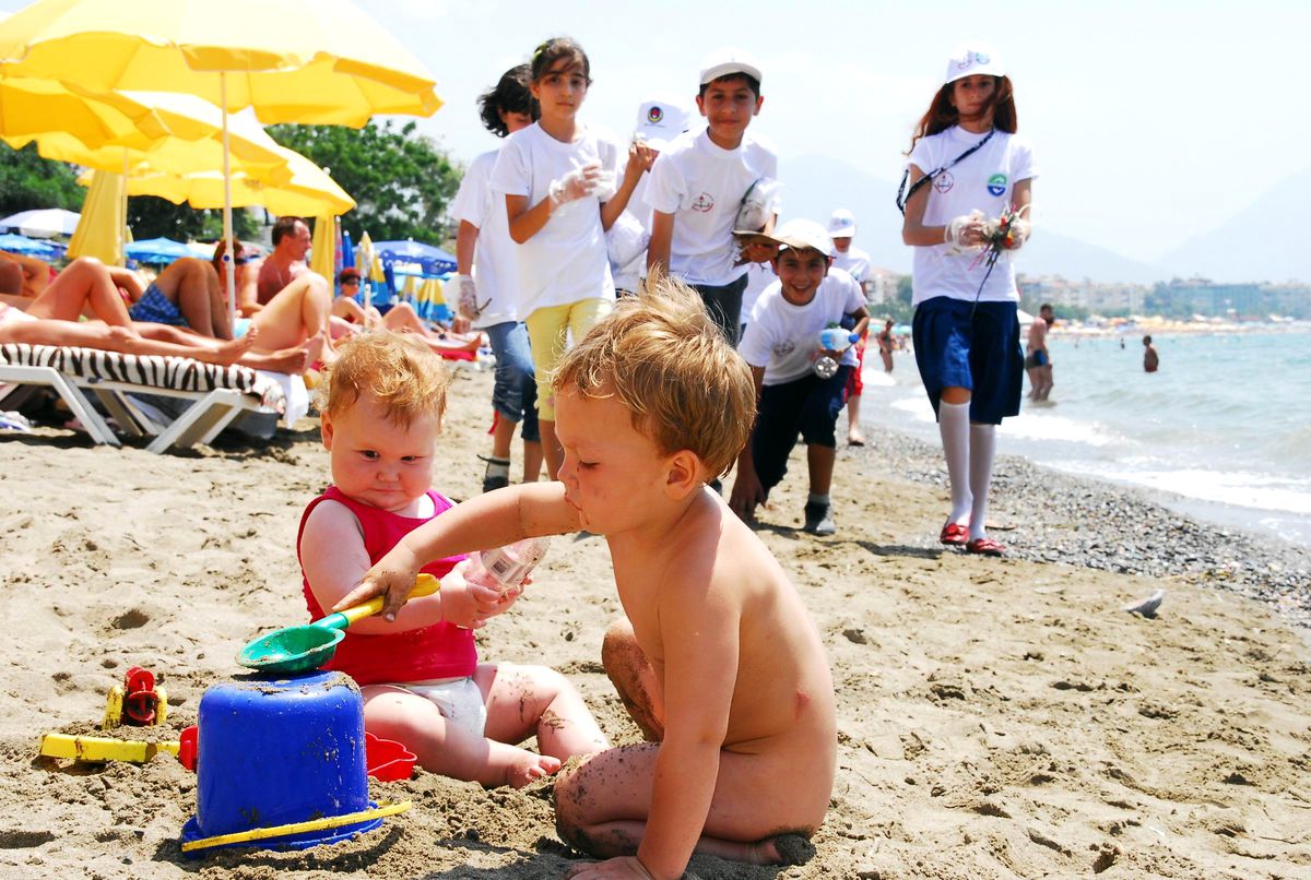 Alanya'da Öğrenciler Plaj Temizledi