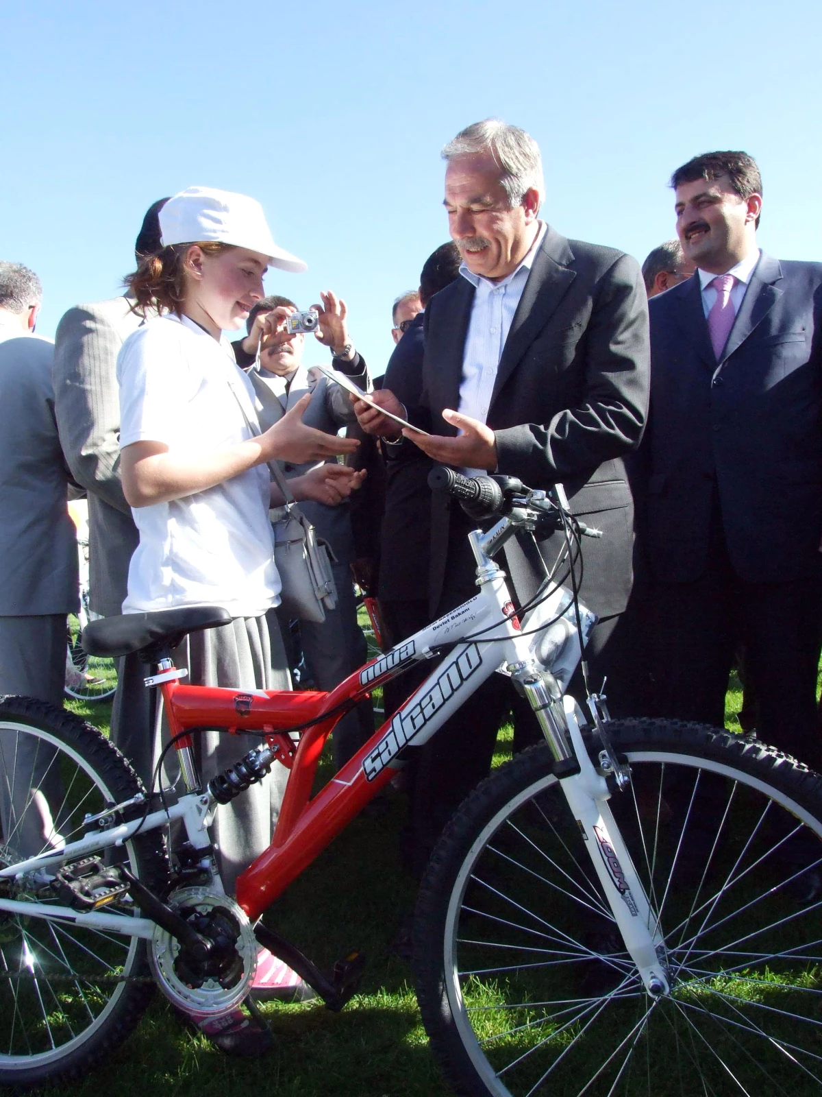 Bakan Başesgioğlu, 600 Başarılı Öğrenciye Bisiklet Dağıttı
