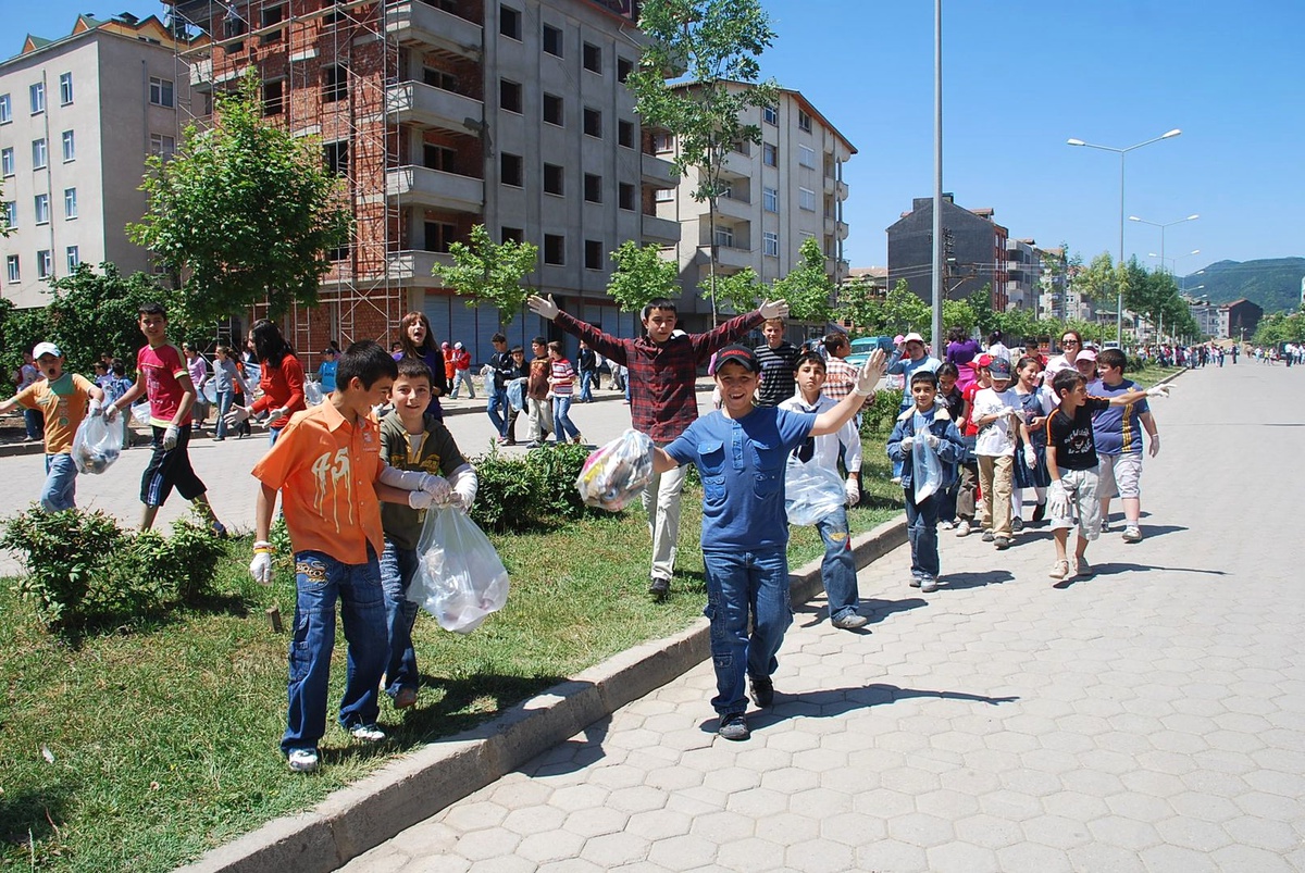 Büyükleri Attı, Küçükler Topladı