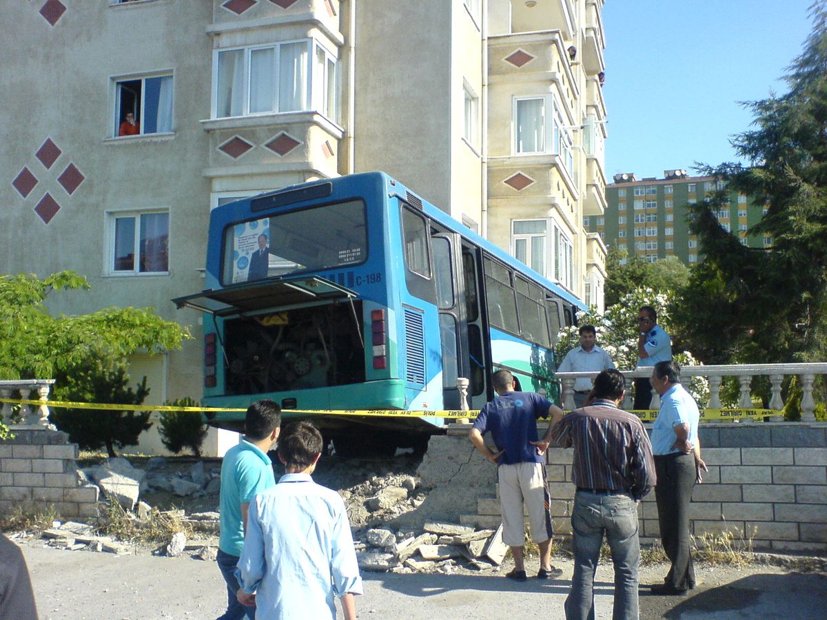 Freni Patlayan Halk Otobüsü Siteye Daldı: 2 Yaralı