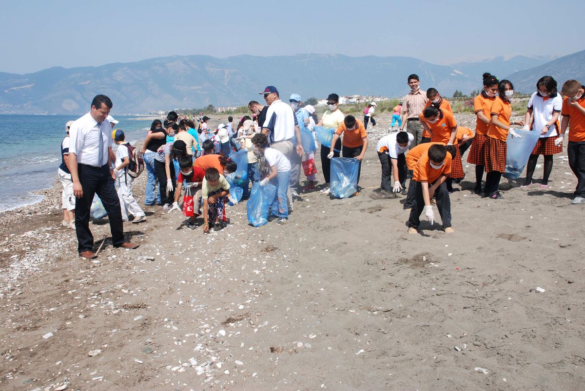 Kumluca'da 10 Bin Öğrencinin Katılımıyla Sahil Temizliği Yapıldı