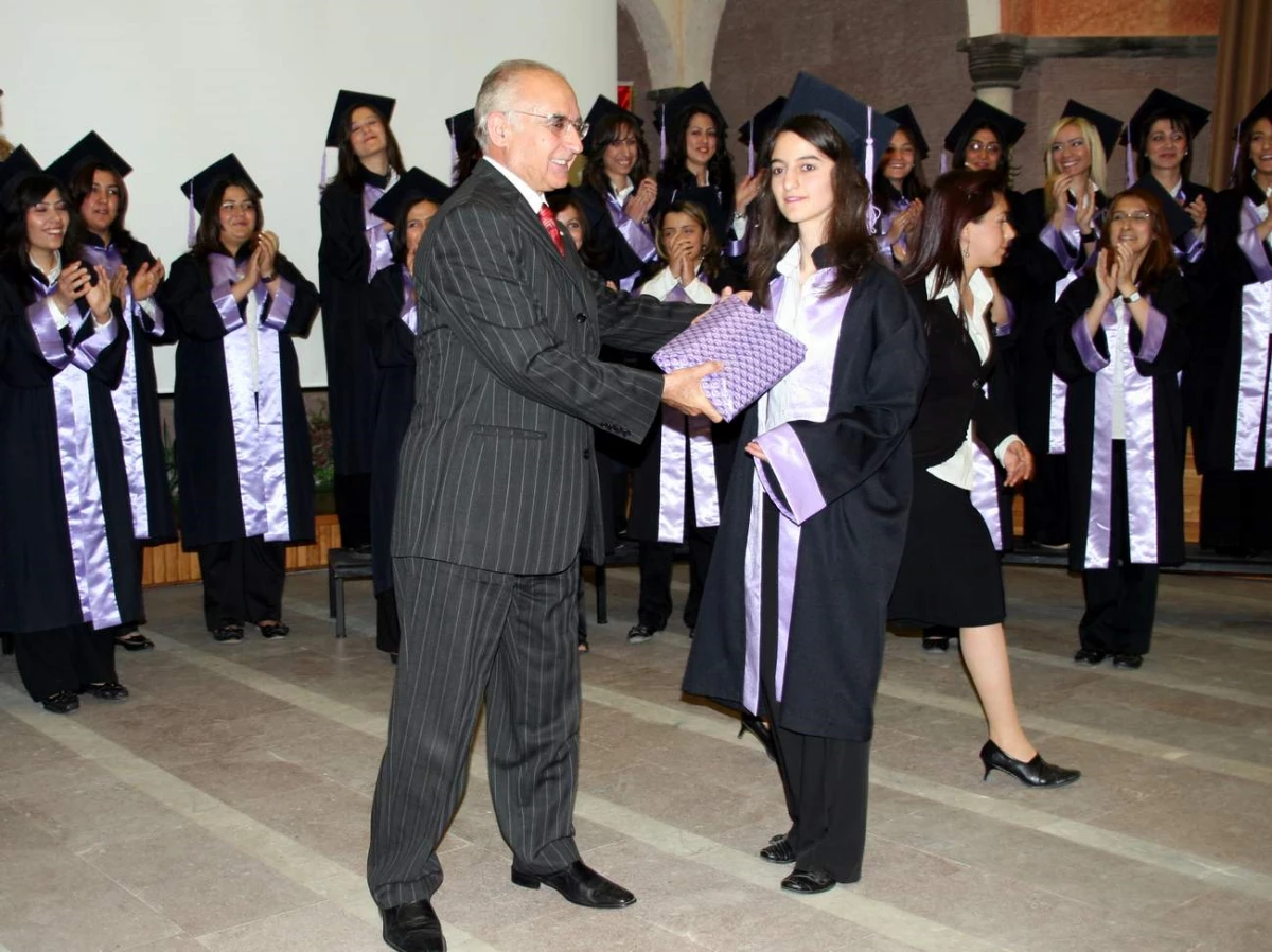 Nevşehir Üniversitesi Sağlık Yüksek Okulu 8. Dönem Mezunlarını Verdi