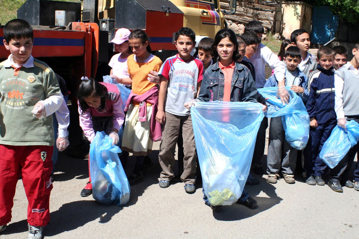 Öğrenciler Çöp Topladı