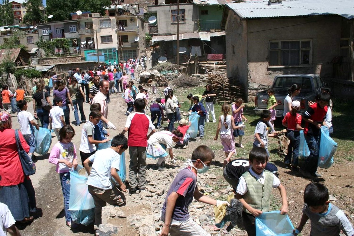 Şırnaklı Öğrenci ve Öğretmenler Derse Girmeyip Çevreyi Temizledi