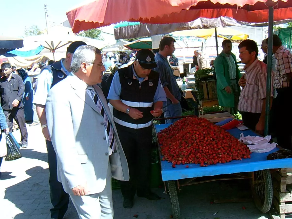 Belediye Başkanı Coşkun, Ziyaret Ettiği Pazar Esnafına Çevre Temizliği Uyarısında Bulundu