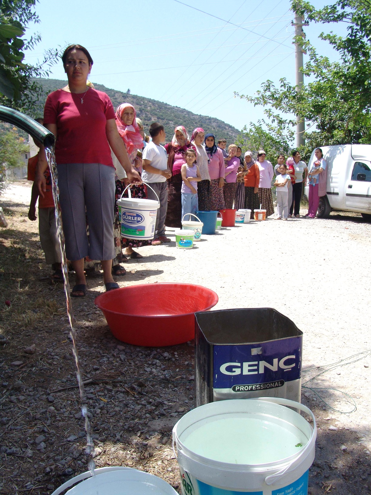 Bir Kova Su İçin Saatlerce Sıra Bekliyorlar