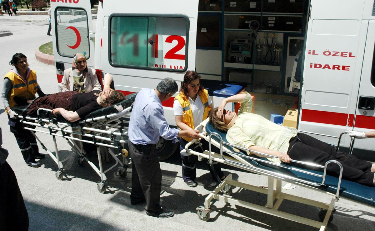 Devrilen Otomobilde 7 Kişi Yaralandı
