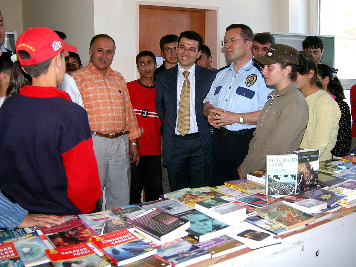 Emniyetten İlköğretim Okuluna Kitap Bağışı