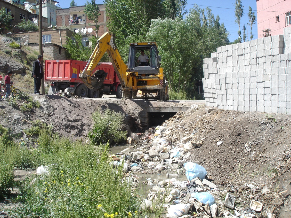 Hakkari Dere Yatakları Çöplerden Temizlenmeye Başlandı