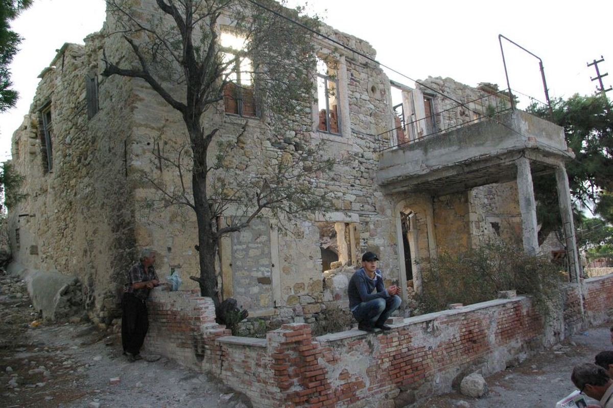 Tehlike Saçan Metruk Bina Kimsesiz Ev Oldu