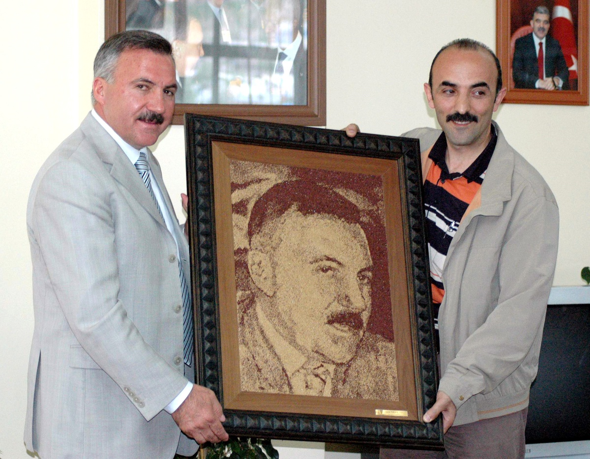 Kars Belediye Başkanı Al?beyo?lu'na Portresi Hediye Edildi