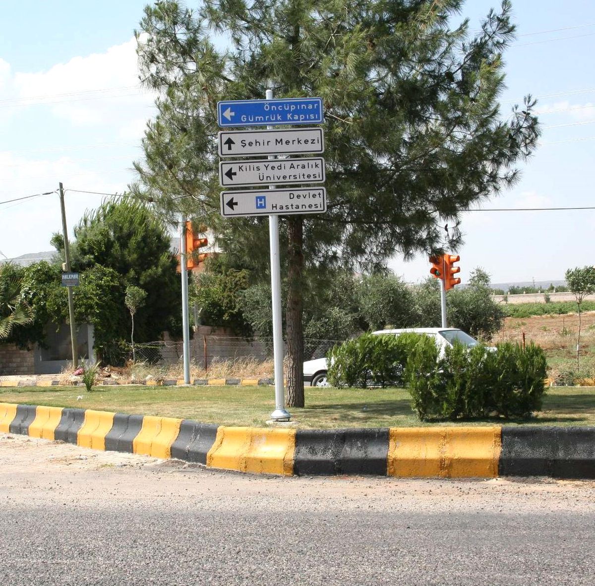 Kilis'te Yeni Trafik Yön Levhaları Takılmaya Başlandı