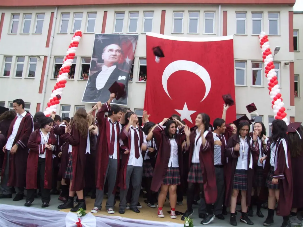 Mezuniyet Töreninde Bastıran Yağmur Zor Anlar Yaşattı