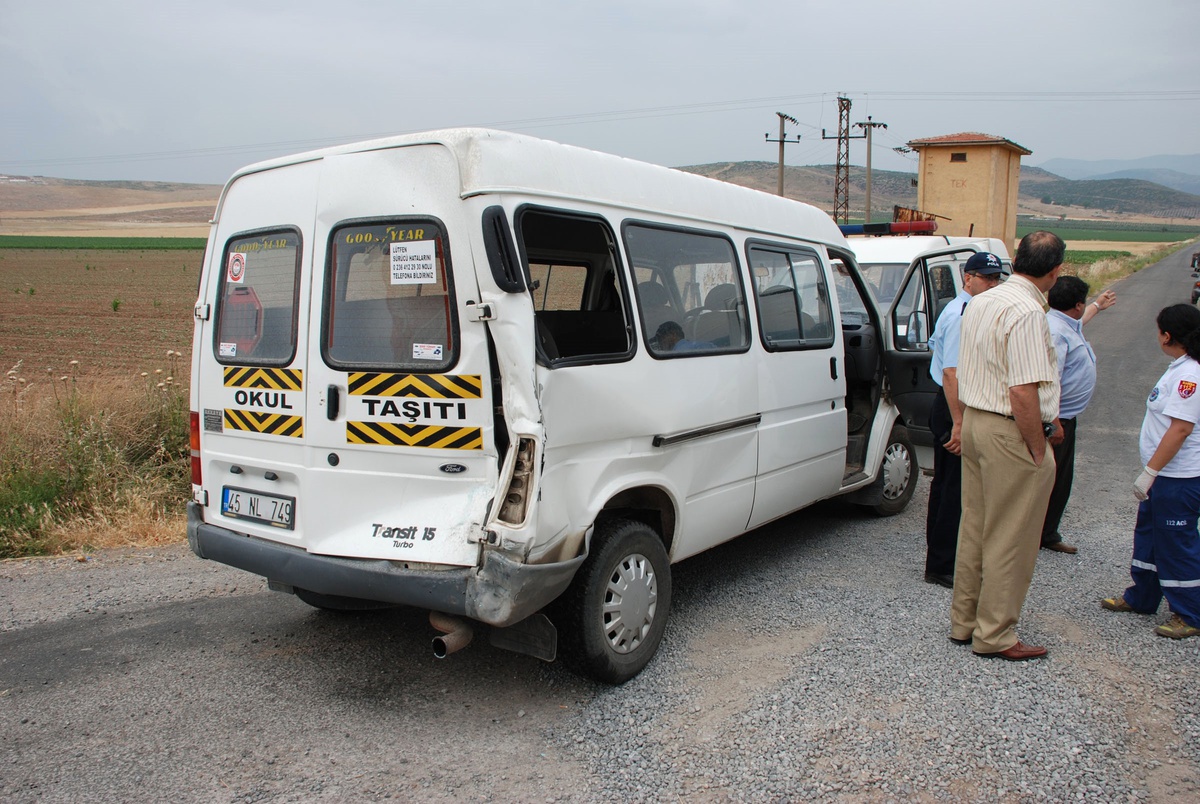 Öğrenci Servisine Kamyon Çarptı: 1 Yaralı